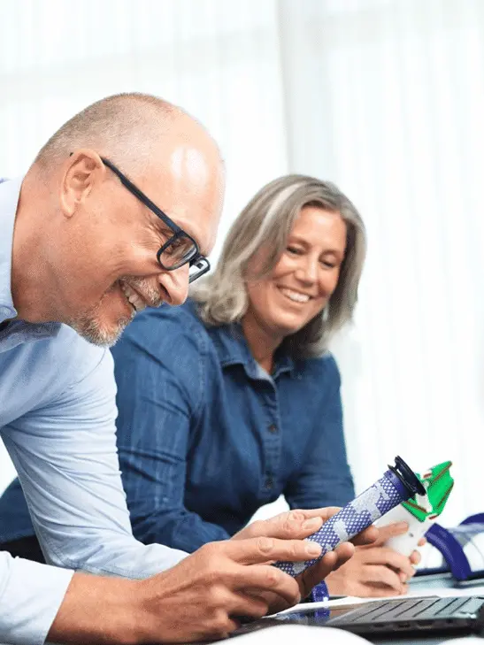 Ein Mann und eine Frau arbeiten gemeinsam und l&auml;cheln.