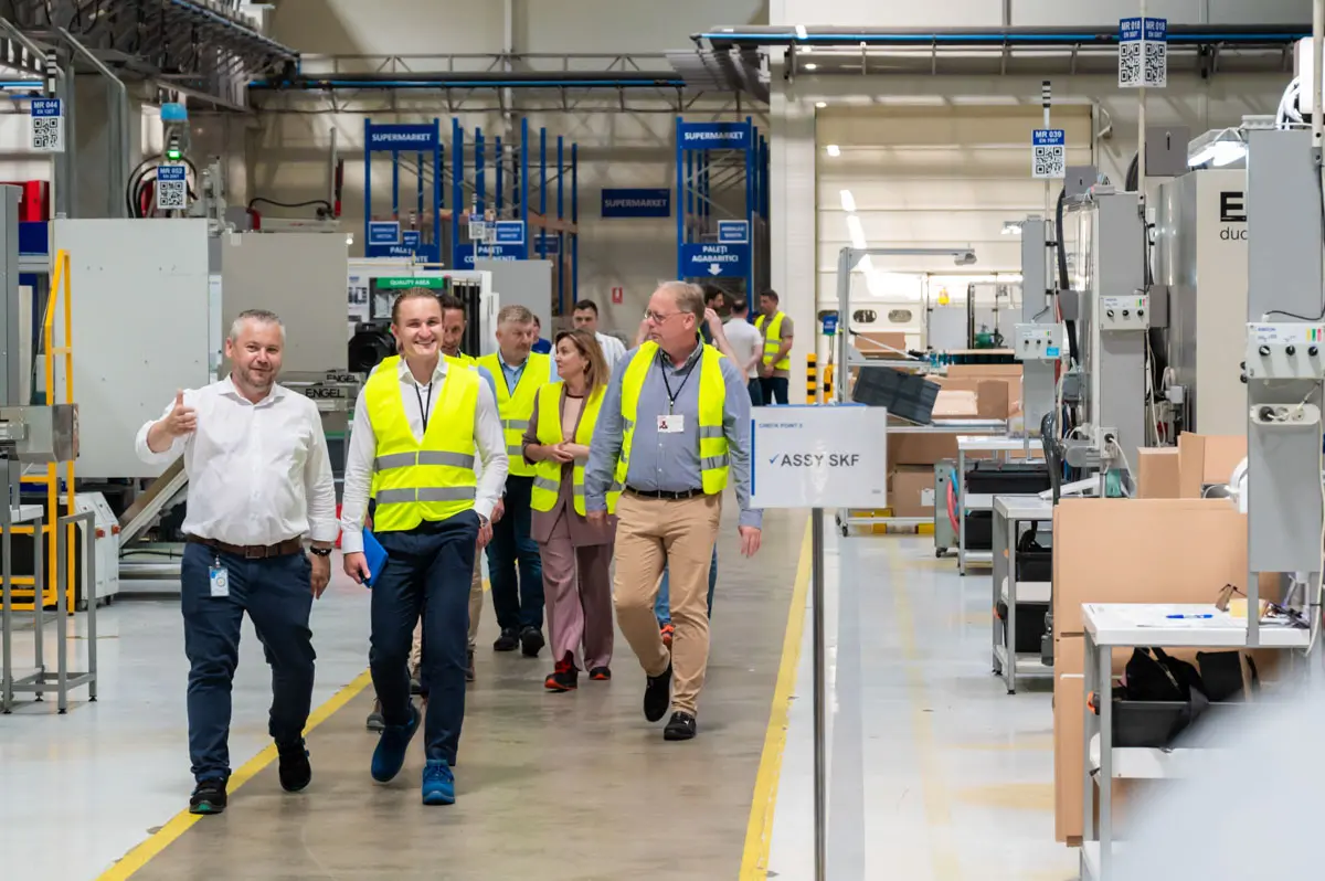 Ovidiu shows SKF around on Romanian Rosti Site