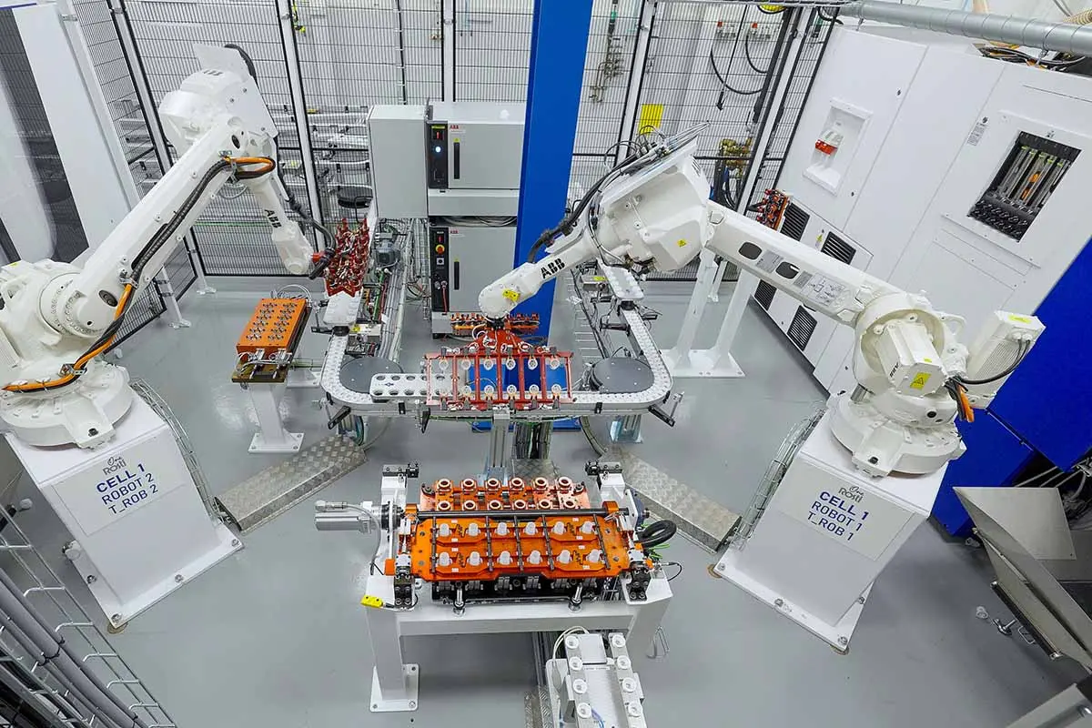 Zwei Roboter arbeiten bei Rosti Sweden