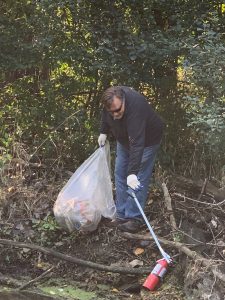Rosti personeli çöpleri temizliyor